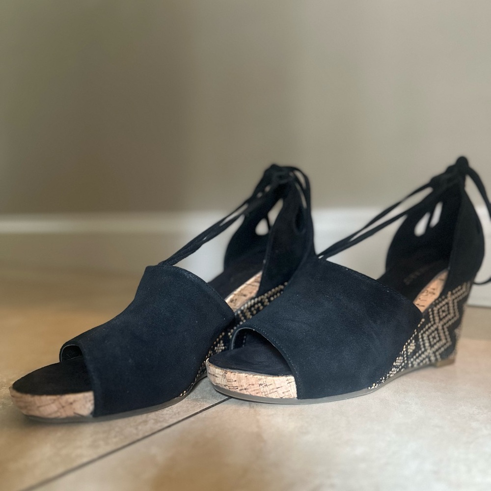 NWOT AEROSOLES Black Suede Wedges